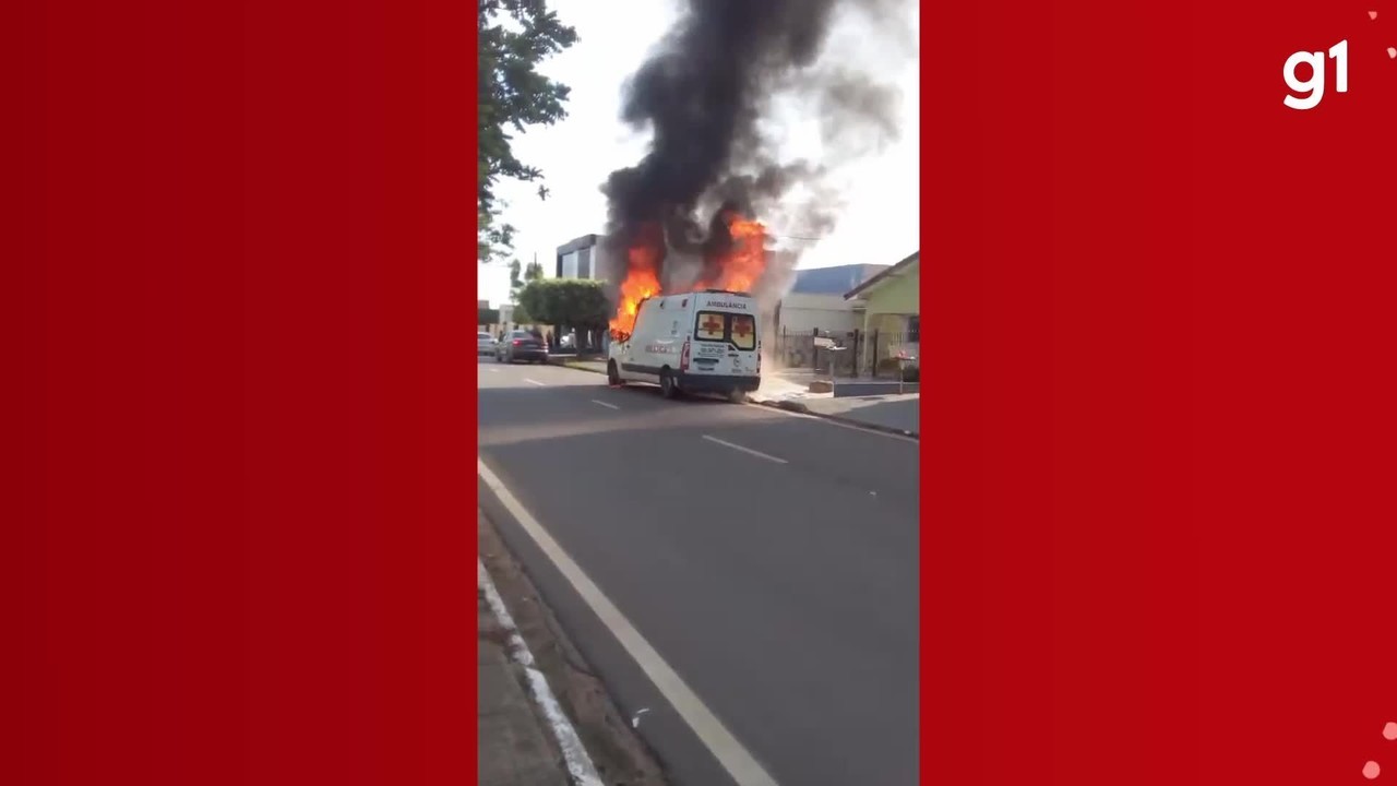 VÍDEO: Ambulância pega fogo após suspeita de pane mecânica em Ji-Paraná, RO