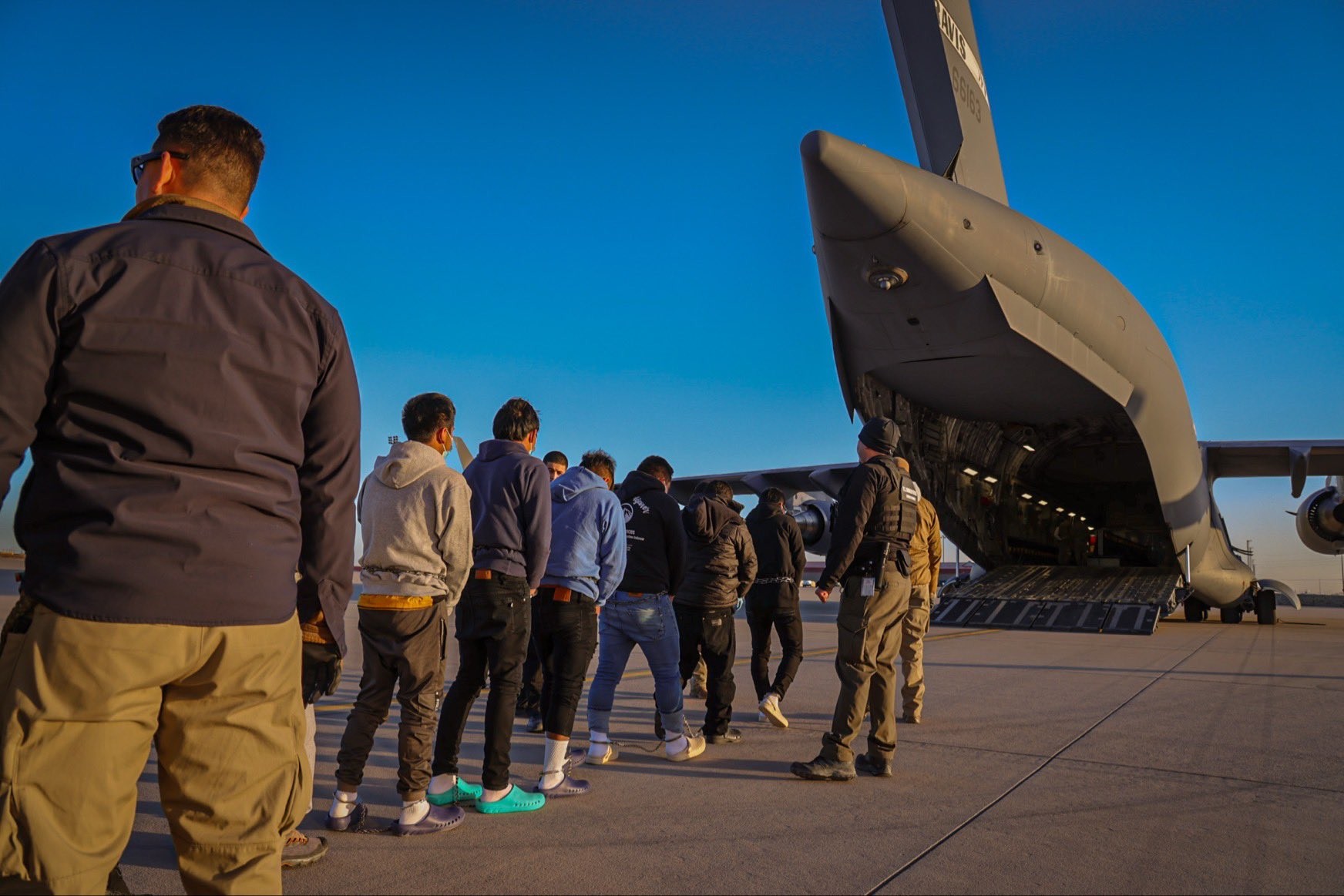 Primeiros aviões com imigrantes ilegais venezuelanos decolam dos EUA